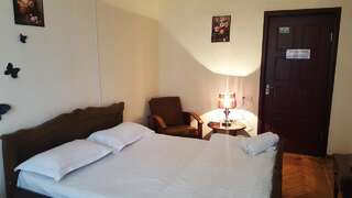 Хостелы F & F Hostel Ереван Двухместный номер Делюкс с 1 кроватью (для 2 взрослых и 1 ребенка)-1