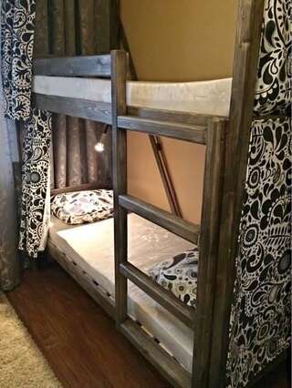 Хостелы F & F Hostel Ереван Кровать в общем 6-местном номере для мужчин и женщин-3