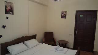 Хостелы F & F Hostel Ереван Двухместный номер Делюкс с 1 кроватью (для 2 взрослых и 1 ребенка)-7